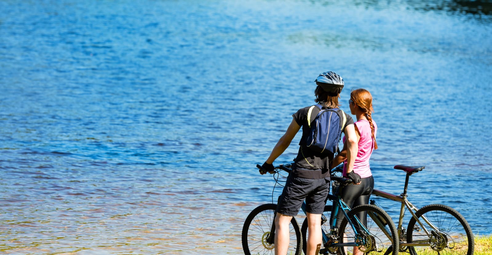 couple bikes seaside (1)