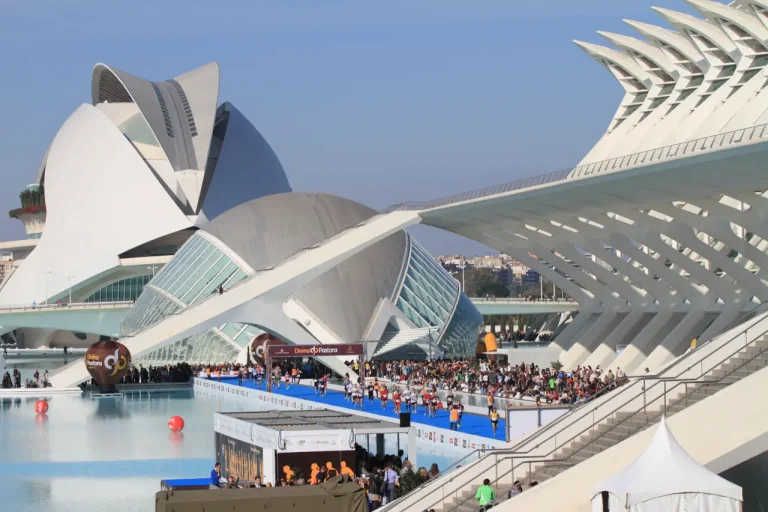 Runners and spectators gathered at the City of Arts and Sciences during a race event in Valencia.
